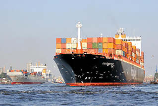 8940 Das Container Vessel TORONTO EXPRESS hat eine Lnge von 294m und eine Gesamtbreite von 32m - es 4402 TEU / Standardcontainer transportieren.
