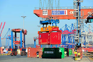 0805 Ein Container wurde von der Krananlage am Gterbahnhof Burchardkai aufgenommen. Im Hintergrund die Containerkrne am Athabaskakai.