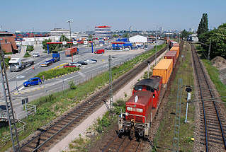 5457 Hafenbahn im Hamburger Hafen, Stadtteil Waltershof - ein Containerzug verlsst das Terminal am Burchardkai.