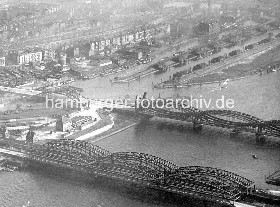 01122_252_3770 JHistorische Luftaufnahme ca. 1930 von den Elbbrcken ber die Norderelbe - Blick auf die Hafenanlagen, Gewerbe und Wohngebude von Entenwerder / Hamburg Rothenburgsort, Haken - Zollhafen fr Binnenschiffe. Lks. / Bildmitte die Einfahrt zum Billehafen.  