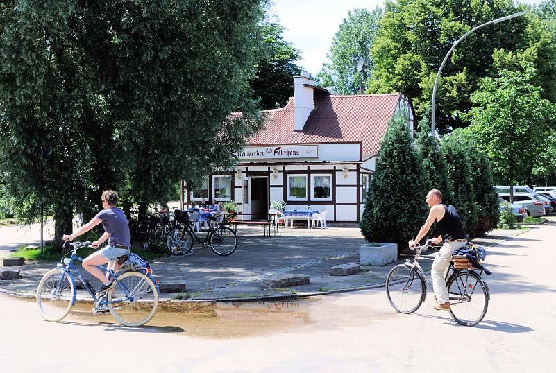 01183_5743 Das 1873 erbaute Entenwerder Fhrhaus ist ein beliebter Zwischenstopp fr Radwanderungen entlang der Norderelbe. 