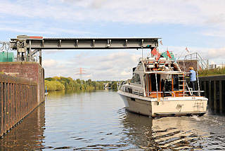 8557 Geffnetes Schleusentor der Krapphofschleuse am Schleusengraben von Hamburg Bergedorf - ein Sportboot verlsst die Schleusenkammer und fhrt in den Schleusengraben ein.