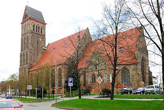 4364 Marienkirche in Anklam - die dreischiffige Hallenkirche der Backsteingotik stammt aus dem 13. Jahrhundert.