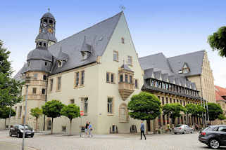 3766 Rathaus von Aschersleben / Baubeginn 1517 - 1885 zweistöckiger Anbau, Entwurf Stadtbaumeister Hans Heckner. Kern der Anlage ist der gotische Hauptturm. Der höhere Uhrenturm hat ein Uhrwerk von 1580 - zwei vergoldete Ziegenböcke.