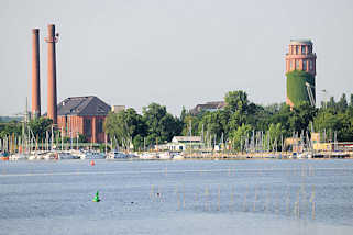 7540 Blick über den Plauer See zum Industriegebiet des Ortsteil Kirchmöser / Brandburg a. d. Havel. Hohe Fabrikschornsteine - Wasserturm; Marina am Ufer des Sees.