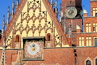 0036 Ostgiebel vom historischen, spätgotischen Rathaus in Wroclaw / Polen - Ostgiebel mit astronomischer Uhr von 1580 - im Hintergrund der Rathausturm mit Turmuhr.