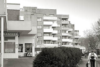 4074 Moderne Architektur - Plattenbauten; mehrstöckige Wohnhäuser, Balkons.