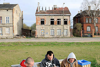 4713 Hausruine mit eingestürztem Dach - Jugendliche auf einer Bank; Hafengebiet von Danzig / Gdansk.