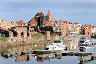 4767 Sportboothafen, Marina in Danzig - Maurerreste von Backsteinspeichern auf der Danziger Speicherinsel - im Hintergrund das historische Krantor und Gebäude der Altstadt Danzigs / Gdansk.