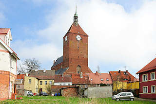 4538 Kirchturm der gotischen Marienkirche in Darłowo / Rügenwalde, Polen. Die dreischiffige Basilika entstand im 14. Jahrhundert.