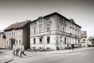 4549 Wohnhäuser - Altbau, Neubau; Fussgänger auf einem Zebrastreifen - Bilder aus Darłowo / Rügenwalde, Polen.