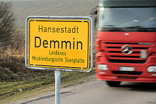 7064 Ortschild - Ortseingang, Hansestadt Demmin, Landkreis Mecklenburgische Seenplatte, Führerhaus Lastwagen.
