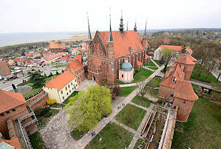 0100 Blick auf den Frauenburger Dom / Kathedrale Frombork - gotischer Backsteinarchitektur, errichtet 1329 - 1388; barocke Salvatorkapelle. Im Hintergrund die Stadt und die Ostsee.