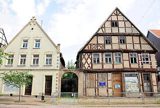 3646 Verfallene und restaurierte Wohnhäuser in der Hansestadt Gardelegen; re. Bürgerhaus erbaut ca. 1668.