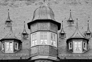 11_1017 Mit dunklem Tonschiefer / Dachschiefer gedecktes Dach in der Harzer Stadt Goslar - Dacherker mit Schiefer gedeckt.