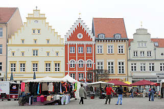 3792 Marktplatz der Hansestadt Greifswald - Wochenmarkt mit Marktständen - historische Hausfassaden.