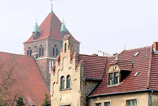 3841 Alte baufällige Hausfassade in Greifswald - im Hintergrund der Turm der Stadtkirche St. Marien, die im Volksmund auch Dicke Marie genannt wird.