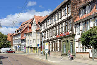 235_3497  Geschäftsstrasse in Halberstadt - Fachwerkgebäude, Einzelhandel.