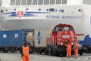 3806 Schiffsbug vom Fährschiff Stena Scandinavica - Schwedenkai in Kiel - Güterzug mit Lokomotive, Bahnarbeiter.