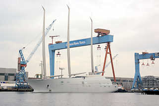 3883 Die Segelyacht White Pearl kehrt von einer  Probefahrt in den Kieler Hafen zurück; das Luxusschiff legt am Werftkai an.
