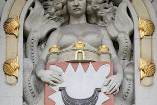 3893 Kieler Wappen - Jugendstildekor an einer Hausfassade; eine Nixe mit Fischschwanz und barem Busen hält das Wappen; goldenes Muscheldekor.