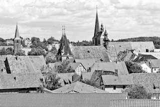 35_6341 Dächer der Altstadt von Quedlinburg - im Vordergrund die St. Blasii Kirche, re. davon die Kircht St. Benedikt / Marktkirche, lks. der Kirchturm  die St. Aegidii Kirche.