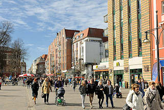 8054 Fussgänerzone am Universitätsplatz Rostock / Kröpeliner Strasse; mehrstöckige Geschäftshäuser, Läden / Geschäfte - Passanten.