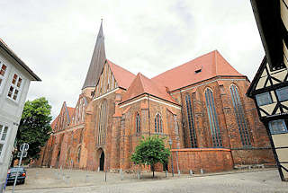 4935 Architektur der norddeutschen Backsteingotik ist Salzwedels ältestes Bauwerk, die Marienkirche. Erbaut im 15. Jhd. - fünfschiffige Backsteinbasilika.