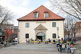 3638 Historische Architektur in Stade - Zeughaus am Pferdemarkt - Café / Resturant auf dem Platz unter Bäumen.