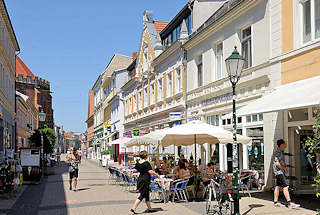 3407 Fussgängerzone Breite Strasse in Stendal - Geschäfte, Einzelhandel. Restaurant mit Tischen unter Sonnenschirmen auf der Strasse.