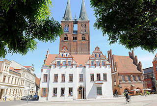 3414 Marktplatz von Stendal - im Vordergrund das historische Rathaus, erbaut im 15. Jahrhundert; dahinter die Kirchtürme der St. Marienkirche; Backsteingotik.