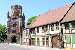 3437 Uenglinger Tor - historisches Stadttor, erbaut um 1460. Fachwerkhäuser, blühendender Rosenstrauch am Eingang - Strasse Altes Dorf.
