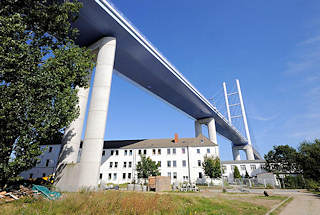 3820 Hochbrücke Rügenbrücke bei Stralsund - mehrstöckiger Wohnblock unter dem Brückenzug.