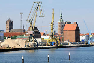 3829 Hafenbereich der Hansestadt Stralsund - Kräne am Kai, Speichergebäude - im Hintergrund Kirchturm der St. Nikolaikirche und  St. Jacobikirche.