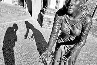 3195 Bronzeskulptur der Grete Minde am historischen Rathaus von Tangermünde; Bronzeplastik, Lutz Gaede / 2009. Grete Minde wurde 1617 für einen Grossbrand in der Stadt verantwortlich gemacht und grausam hingerichtet.