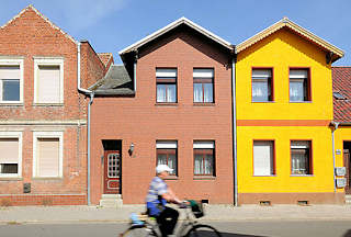 3336 Neu und Alt - renovierte Fassade, Backsteinfassade - Häuser in Tangermünde. 