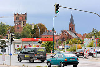 4436 Türme des städtischen Wasserwerks und der St. Laurentiuskirche in Wismar - Strassenverkehr / Ampeln.