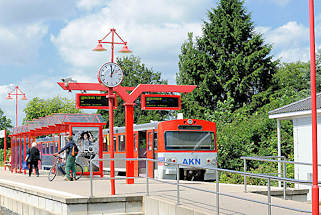 0006 AKN Bahnhof in Barmstedt - ein Zug Richtung Elmshorn steht am Bahnsteig.