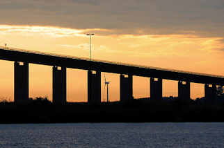 1232 Auffahrt der Brunsbüttler Hochbrücke über den Nord Ostsee Kanal bei Sonnenaufgang - die Hochbrücke Brunsbüttel ist mit 2831 m die längste Brücke über den Nord-Ostsee-Kanal.