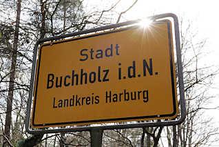4697 Ortschild Stadt Buchholz i.d.N., Landkreis Harburg - Gegenlicht / Sonnenstrahlen.