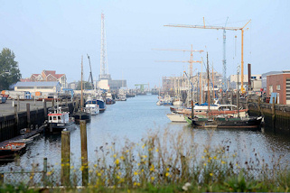 2_3832 Hafen von Cuxhaven - Schiffe am Kai vom Landwehrkanal - im Hintergrund die Klappbrücke.