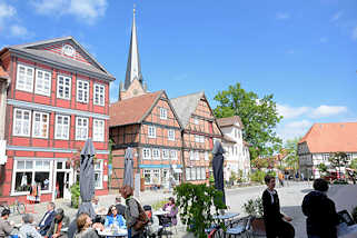 1171 Sommertag in Dannenberg, Elbe - Strassencafe; historische Wohnhäuser, Geschäftshäuser in Fachwerkkonstruktion Am Markt - Kirchturm der Dannenberger Kirche St. Johannis.