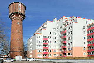 5996 Alt + Neu; historischer Wasserturm Elmshorn - erbaut 1902, Höhe 45m. Neubauten, mehrstöckige Wohngebäude am Schleusengraben.