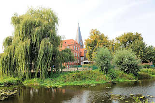 0853 Blick über den Mühlenteich in Hagenow zur Stadtschule und Kirchturm der Stadtkirche.