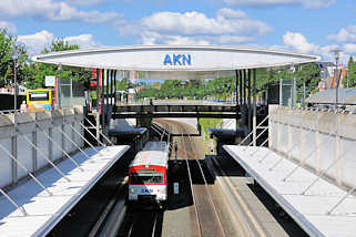0058 Bahnhof der AKN in Henstedt Ulzburg - Zug am Bahnsteig.