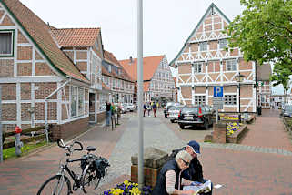 1068 Altstadt von Jork, Altes Land - Geschäfte / Fachwerkhäuser, Touristen.