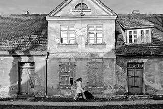 5548 Fassade eines renovierungsbedürftigen, leerstehenden Wohnhauses in Ludwigslust - Schwarz Weiss Aufnahme.