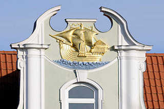 6498 Goldene Hansekogge an der Hausfassade / Giebel eines Wohnhauses am Hafen der Hansestadt Lübeck.