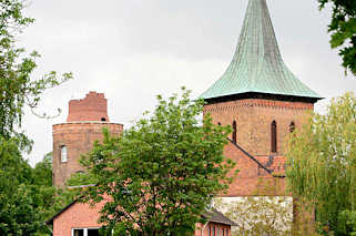 7425 Glockenturm der St. Johanniskirche, Kupferdach und Amtsturm Lüchow.