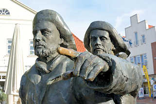 3358  Bronzeskulptur Fischer von Serge Mangin auf dem Marktplatz von Neustadt in Holstein.